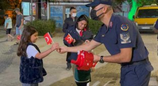Side’de jandarma Türk Bayrağı dağıttı
