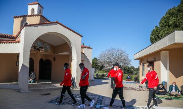 Futbolcular, Dinler Bahçesi'nde cuma namazı kıldı