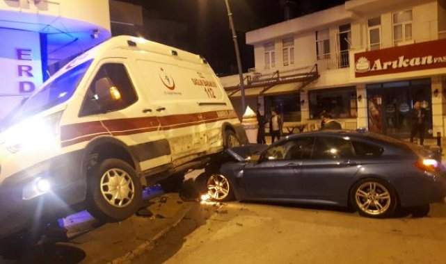 Ambulans ile otomobil çarpıştı: 3'ü sağlıkçı, 5 yaralı