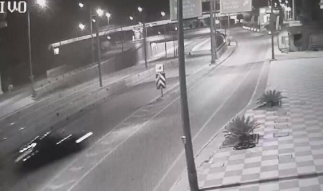 Antalya'da yön levhasına çarpan otomobildeki 3 genç öldü