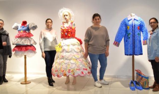 Atıktan giysiler sergisi, sanat galerisinde