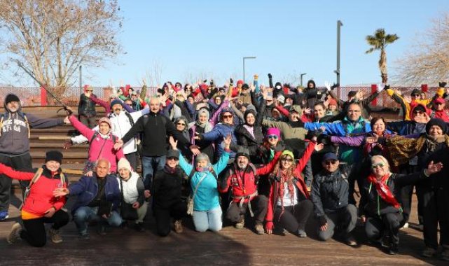 Dünya Mutluluk Günü'ne sahilde kahkaha yogalı kutlama
