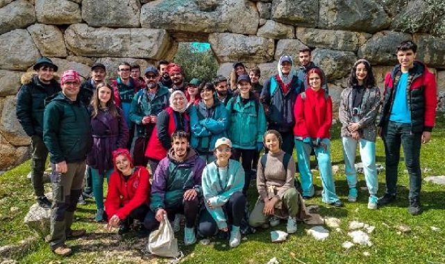 Gönüllüler Likya Yolu'nda temizlik yaptı
