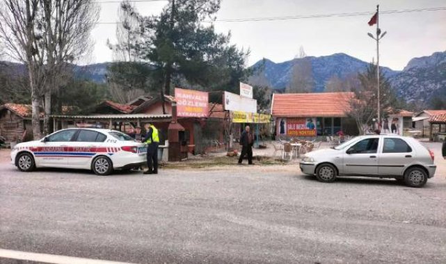 Hatalı sollama yapan sürücü jandarma aracıyla kazadan kıl payı kurtuldu