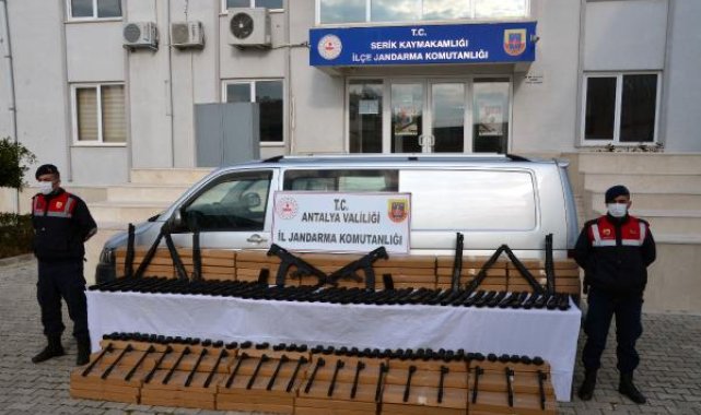Jandarma silah kaçakçılarını yakaladı