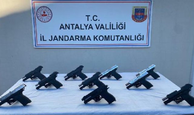 Kaçarken çöpe attığı valizden ve evinden 10 tabanca çıktı