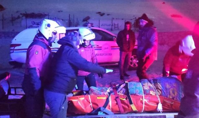 Kayak yaparken düşüp, bacağını kırdı