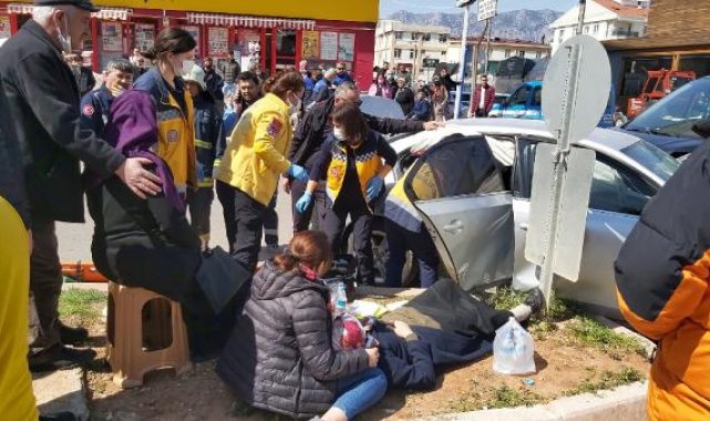 Minibüs otomobile çarptı: 3 yaralı