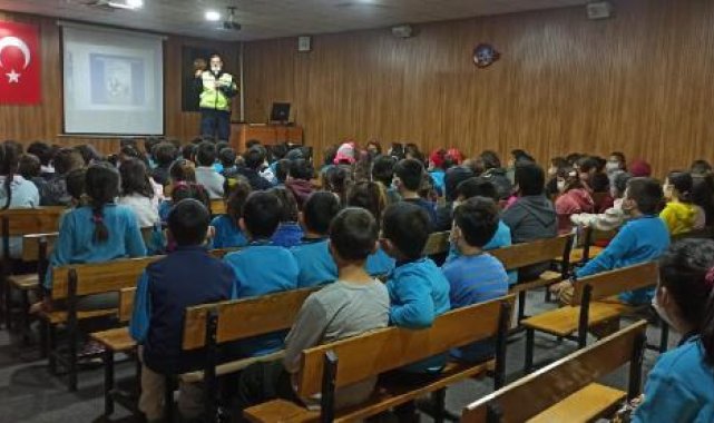 Öğrencilere trafik kuralı anlatıldı