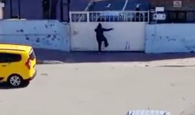 Okulun kapısını tekmeleyen kadın, öğrencileri tedirgin etti
