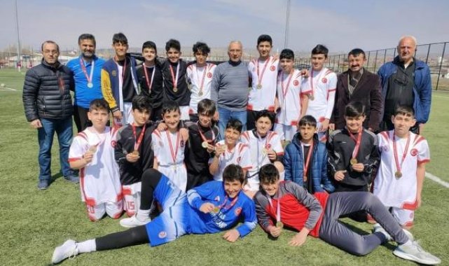 Tekeli Ortaokulu futbol takımı finalde