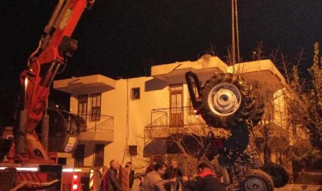 Traktörle 12 metrelik kuyuya düştü