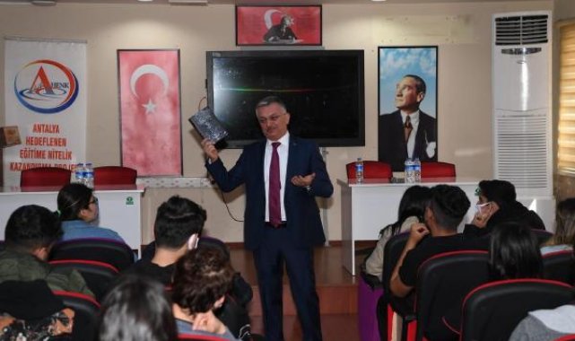 Vali Yazıcı'dan 30 bin öğretmene kitap hediye