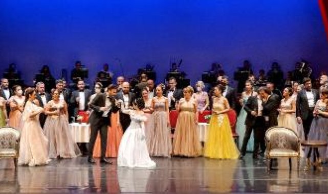 'La Traviata'nın prömiyeri ayakta alkışlandı