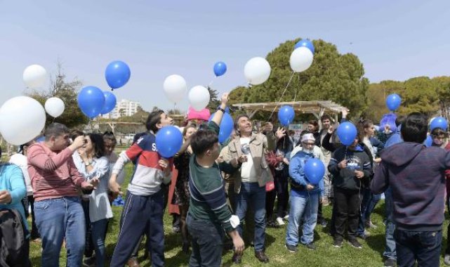 Balonlar otizmde farkındalık için havalandı