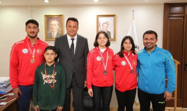 Kaş Belediye Başkanı Ulutaş'a güreşçilerden ziyaret