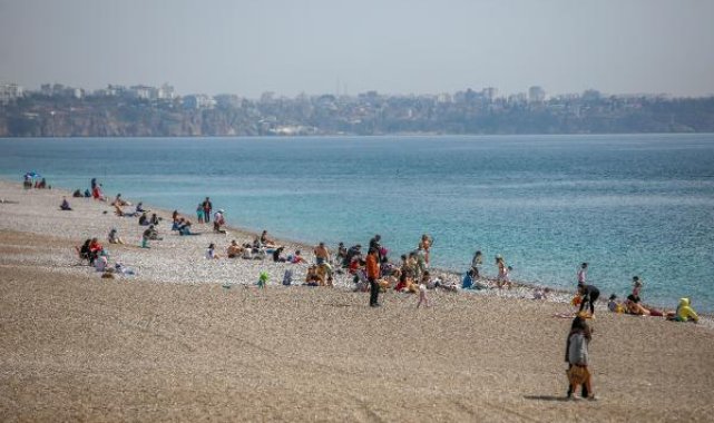 Konyaaltı sahili turistlere kaldı