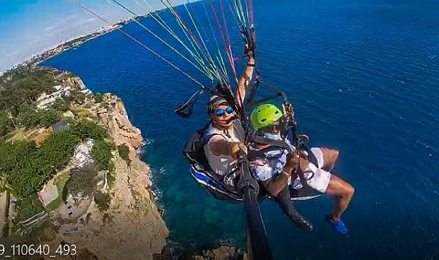 ABD'li turist, paraşütte heyecandan bayıldı