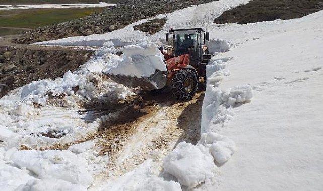 Antalya'da kardan kapanan yayla yolları açılıyor