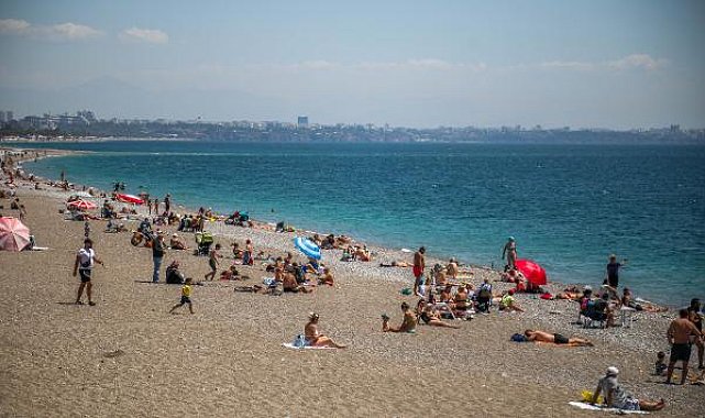 Antalya'da tatilciler denize girip güneşlendi