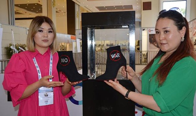 Ayakkabı Fuarı'nda 'No War' yazılı bot ilgi çekti