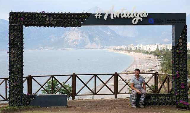 Çalınan çiçeklerin başına nöbetçi personel