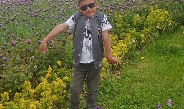 Dalgıçlar, kayıp Afgan çocuğu kanalda ele ele tutuşarak aradı