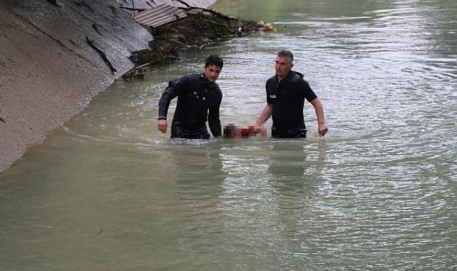 Dalgıçlar, kayıp Afgan çocuğu kanalda ele ele tutuşarak aradı