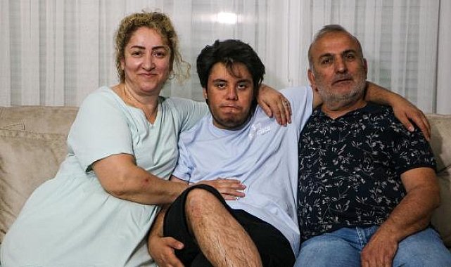 Evlat edindikleri otizmli Yiğit'ten vazgeçmediler