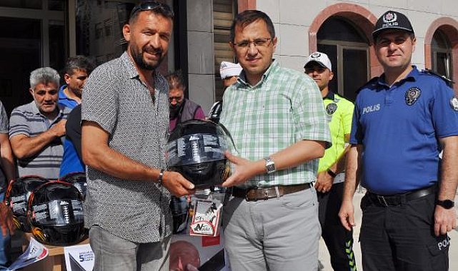 Finike'de kask dağıtımı
