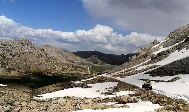 Gazipaşa'da karla kaplı yayla yolları açılıyor