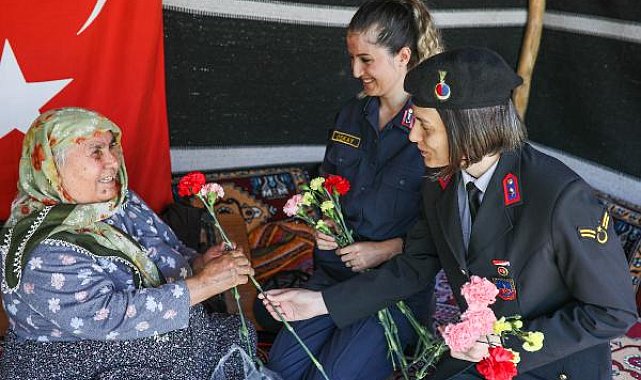 Kadın jandarmadan annelere sürpriz