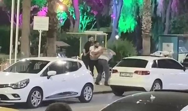 Kafe önünde 3 kişinin yaralandığı silahlı- sopalı kavga kamerada