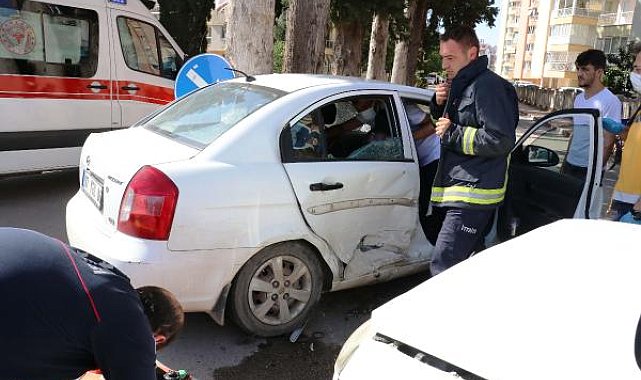 Kazada, otomobilde sıkışan genç kızı itfaiye kurtardı