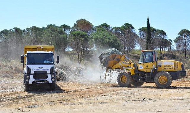 Manavgat'taki orman yangınında zarar gören alanlara dökülen molozlar kaldırılıyor
