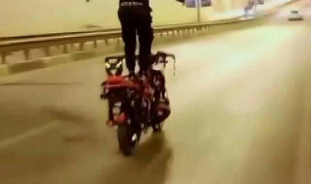 Motosikleti ayakta sürdü; o anlar kamerada