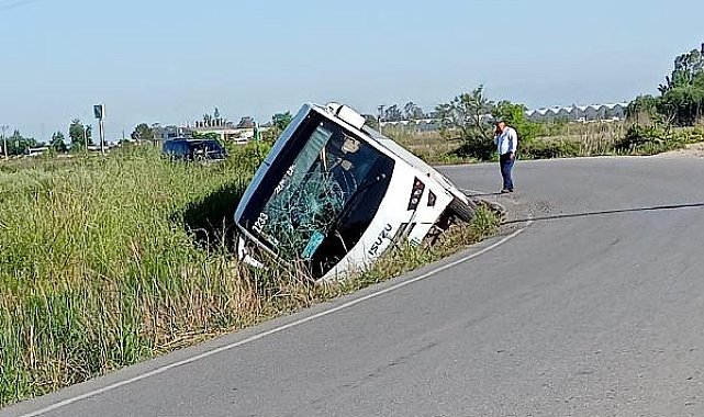Serik'te midibüs devrildi