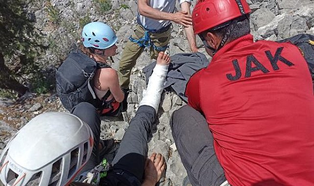Sivri Dağ'a tırmanırken bacağı kırılan ABD'li turist helikopterle alındı