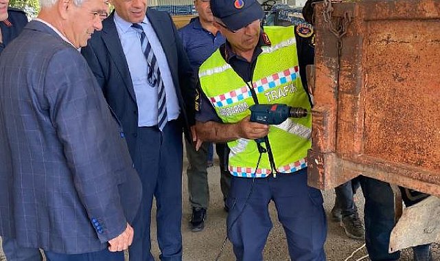 Traktörlere reflektör ve ikaz lambası