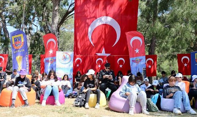 Tuğgeneral Özfidan öğrencilerle piknik yaptı, kitap okudu