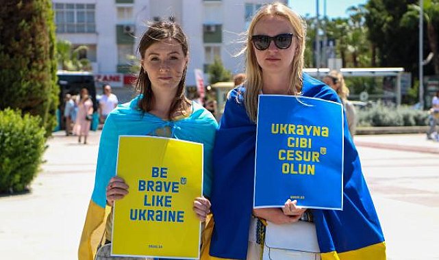 Ukraynalılar Antalya'da Rusya'yı protesto etti