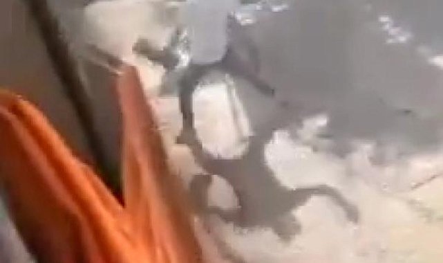 Yolcu ve şoför arasındaki ücret kavgası cep telefonu kamerasında