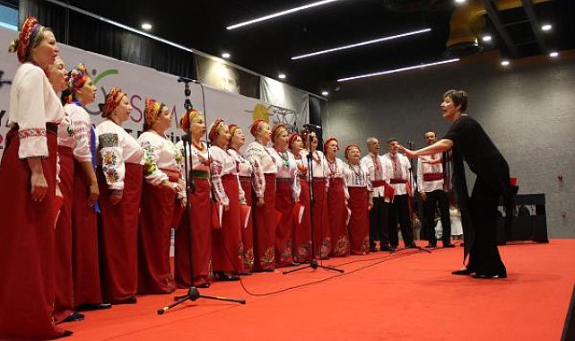 'İzmir Marşı'nı okuyan Ukraynalılar ayakta alkışlandı