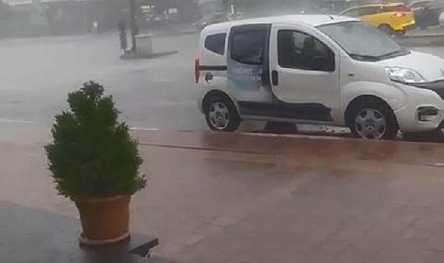 Antalya'da 'yaz yağmuru' günlük yaşamı olumsuz etkiledi
