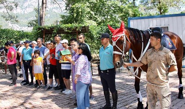 Atlı jandarmalar kapılarını özel çocuklara açtı