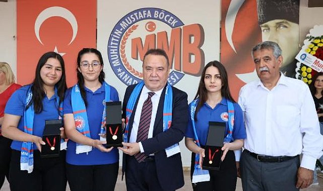 Başkan Böcek, karne heyecanına ortak oldu