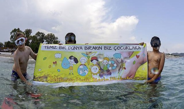 Çocuklar denizde 'Temiz bir dünya bırakın biz çocuklara' pankartı açtı