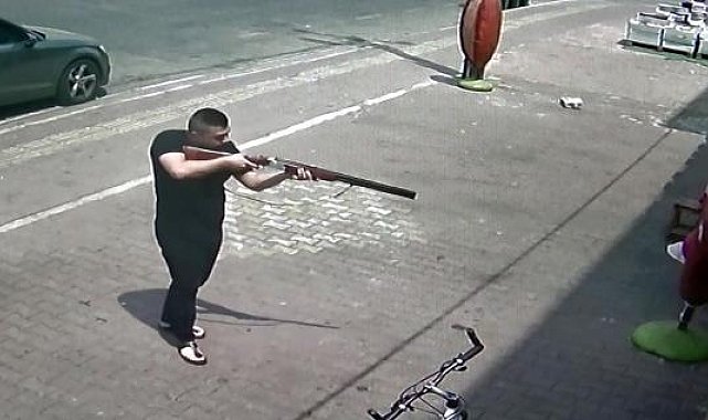 Ekmeği ucuza satan fırıncının iş yerine tüfekli saldırı kamerada