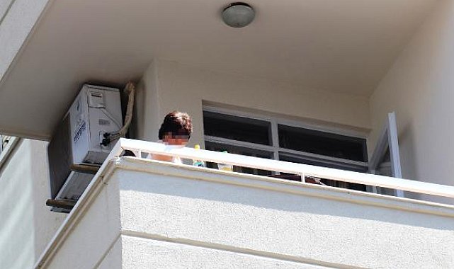 Eşyaları balkondan fırlatıp ateş yaktı, polisi alarma geçirdi