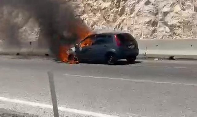 Hareket halindeki otomobil yandı